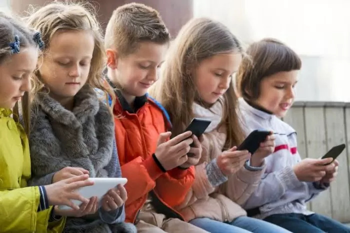 Ilustrasi: Candu gadget pada anak berpotensi menyebabkan gangguan kesehatan mental di kemudian hari. (Today