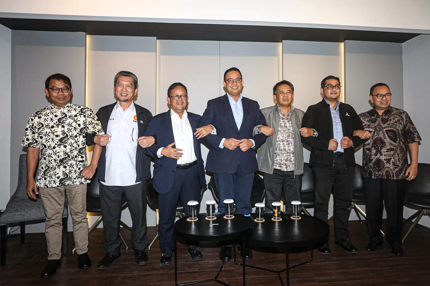 Calon Presiden dari Koalisi Perubahan, Anies Baswedan (tengah) saling bergandengan tangan dengan Tim 8 seusai memberikan keterangan pers terkait ekskalasi dinamika politik menuju Pemilu 2024 .
