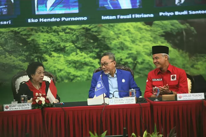 Ketua Umum PDIP Megawati Soekarnoputri (tengah) bersama Ketua Umum PAN Zulkifli Hasan (kedua kanan) bersama Capres Ganjar Pranowo (kanan)