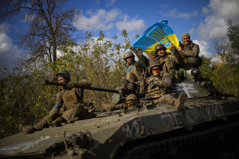 Tentara Ukraina bersiap menghadapi pasukan Rusia. Ukraina menolak 5 saran dari Menhan RI, Prabowo Subianto. (AP News)