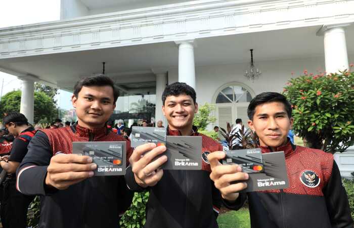 Presiden Joko Widodo menyalurkan bonus untuk para atlet dan pelatih, Senin (5/6) sore di Istana Merdeka Jakarta.