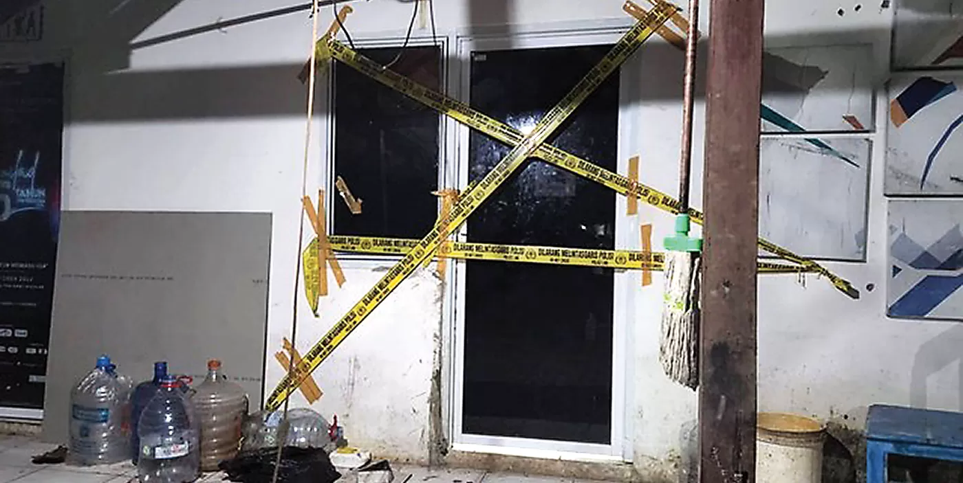 CORENG REPUTASI: Salah satu ruangan di kampus UNM Parangtambung, Makassar, yang dipasangi garis polisi. Di ruangan itulah polisi menemukan brankas di dalam tanah yang diduga berisi narkoba.