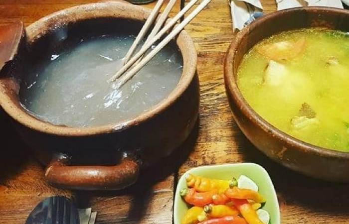 Papeda dan ikan kuah kuning, makanan khas Papua wang wajib dicoba.