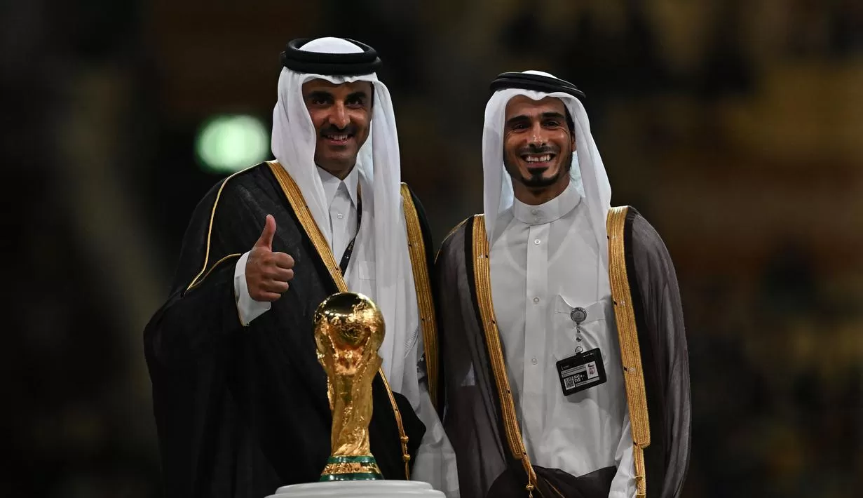 Sheikh Jassim bin Hamad Al Thani (kiri) kandidat kuat pemilik MU. Dia bahkan dikabarkan sudah memenangi perlombaan untuk mendapatkan kepemilikan Setan Merah. FRANCK FIFE/AFP