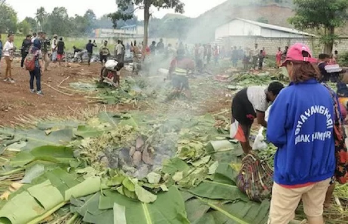 Ritual Bakar Batu di Papua