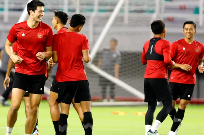 RILEKS: Elkan Baggott (kiri) bersama penggawa timnas lainnya menikmati sesi latihan ringan di Gelora Bung Tomo, Surabaya. (Angger Bondan/Jawa Pos)