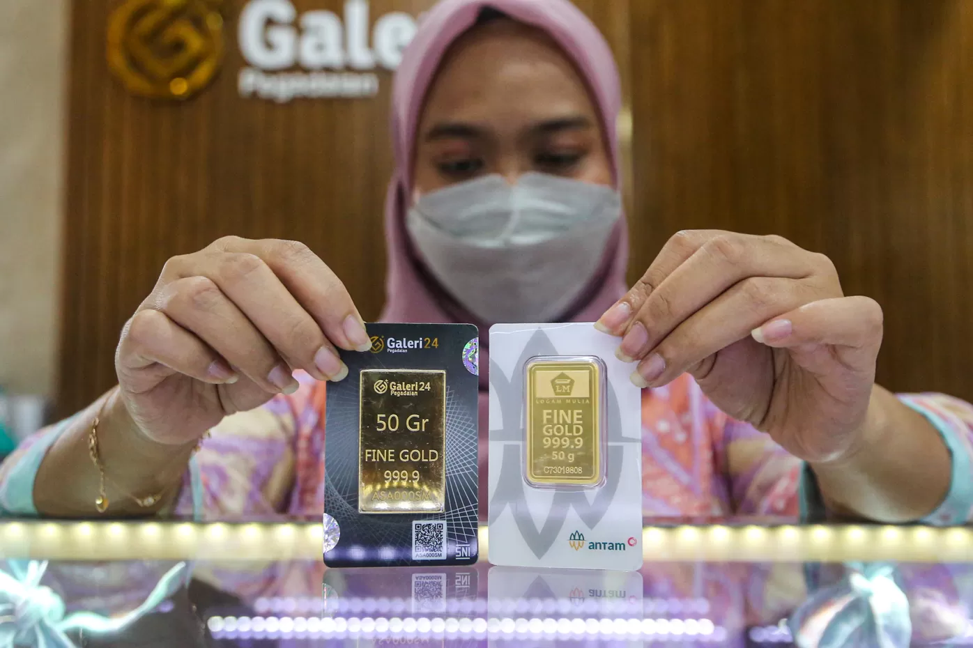Karyawan menunjukan emas di Galeri 24 Pegadaian, Jakarta, Rabu (10/5/2023).