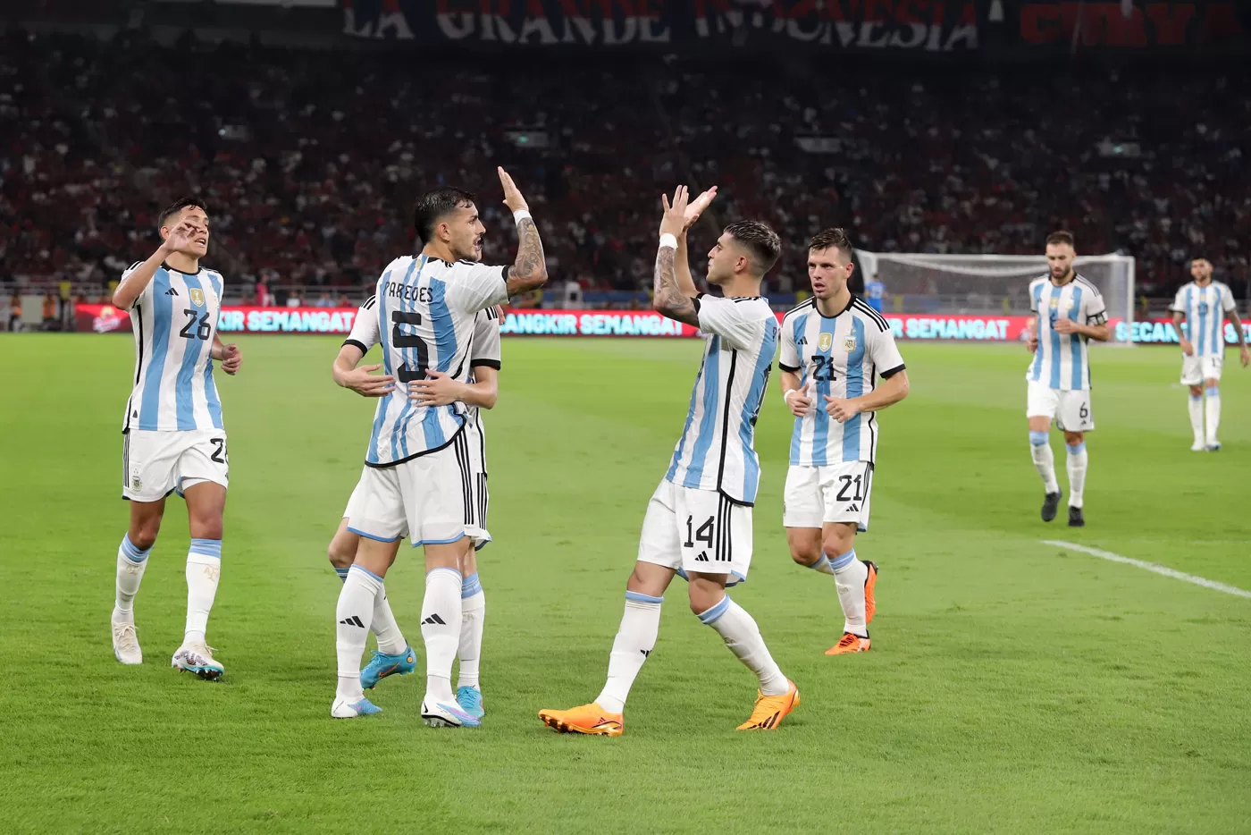 Leandro Paredes berselebrasi bersama rekannya usai cetak gol ke gawang Indonesia saat pertandingan FIFA Matchday di Stadion Utama Gelora Bung Karno, Senin (19/6). (Dery Ridwansah/JawPos.com)