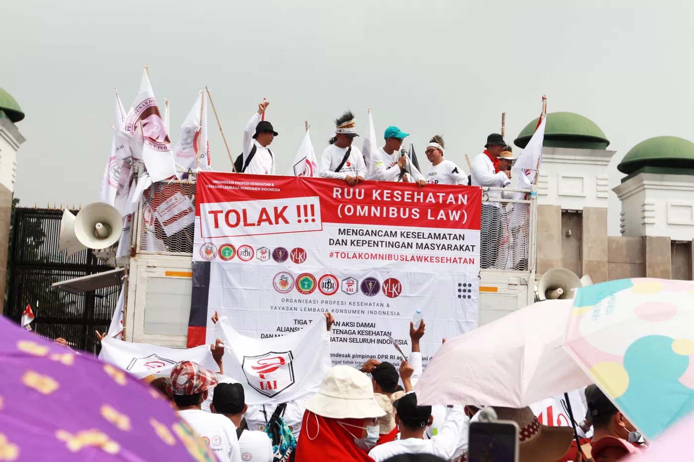 Personel kepolisian berjaga di jalur Bus TransJakarta saat aksi unjuk rasa tenaga kesehatan (nakes) di depan Gedung DPR, Jl Gatot Subroto, Jakarta, Senin (5/6/2023).