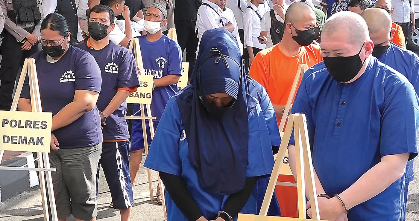 GELAR PERKARA: Tersangka TPPO yang ditangkap jajaran Polda Jawa Tengah dalam rilis kasus di Mapolda Jateng di Semarang kemarin (12/6). (JAWA POS RADAR SEMARANG)