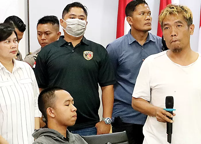 JADI ATENSI: Korban TPPO memberikan keterangan proses menjadi tenaga kerja ke laur negeri saat rilis di Mapolda Jawa Timur (13/6). (FRIZAL/JAWA POS)