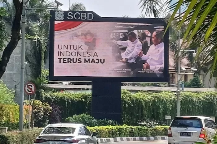 Videotron di titik strategis SCBD berisi foto kekompakan Prabowo dan Jokowi yang dianggap sedang tak akur dengan Megawati.