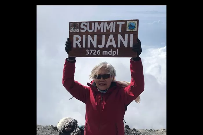 Anar Tiur Samosir, nenek berusia 71 tahun asal Bekasi, Jawa Barat, berhasil mencapai puncak Gunung Rinjani, Lombok, Nusa Tenggara Barat yang memiliki ketinggian 3.726 Meter di atas Permukaan Laut.
