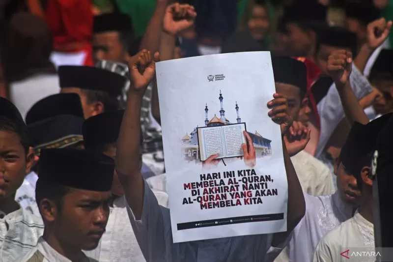 Foto arsip: Pengunjuk rasa membawa poster saat berunjuk rasa memprotes aksi pembakaran Alquran oleh politikus Swedia Rasmus Paludan, di halaman Mesjid Atsauroh Serang, Banten, Jumat (3/2).