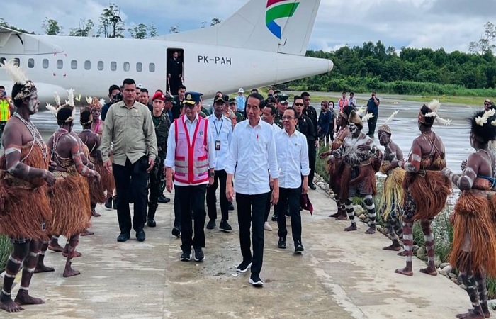 Presiden Joko Widodo dan rombongan tiba di Bandar Udara Ewer, Kabupaten Asmat, Provinsi Papua Selatan, pada Kamis pagi, 6 Juli 2023.