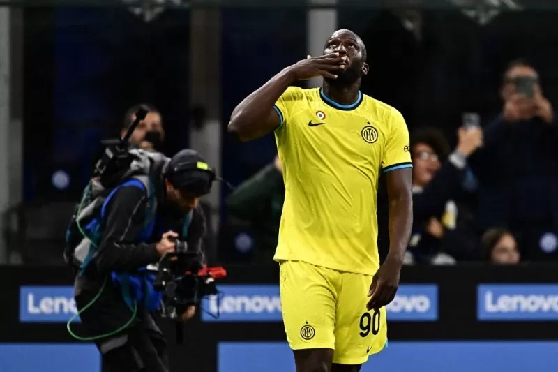 Penyerang Inter MIlan Romelu Lukaku merayakan keberhasilannya mencetak gol ke gawang Sassuolo pada pertandingan pekan ke-35 Liga Italia di Stadion Giuseppe Meazza. (ANTARA/AFP/GABRIEL BOUYS)