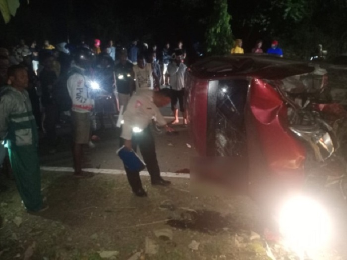 Toyota Avanza Veloz merah PA 1474 AS yang hancur akibat menabrak pohon dan terbalik di Jalan Raya Sentani, tepatnya sebelum Dapur Papua, Distrik Sentani Timur, Jumat (7/7).