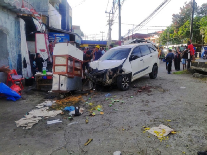 Kondisi mobil yang keluar dari badan jalan terhenti saat menabrak lapak PKL di Jl Grilyawan Abepura, Sabtu (8/7) kemarin.