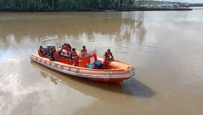 Tim SAR melakukan pencarian korban.