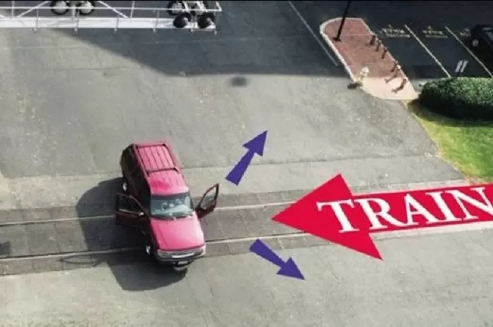 Kondisi mobil saat tiba-tiba mati mesin di tengah perlintasan KA. (WGN-TV)