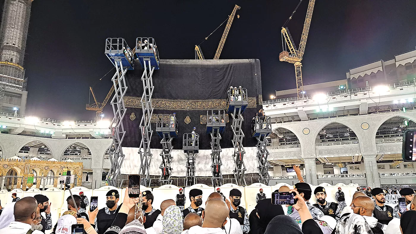 BAHAN KHUSUS: Penggantian kiswah Kakbah berlangsung pada malam 1 Muharam. Dibutuhkan waktu tujuh jam dengan melibatkan ratusan petugas pemasangan dan pengamanan. (MEDIA CENTER HAJI)