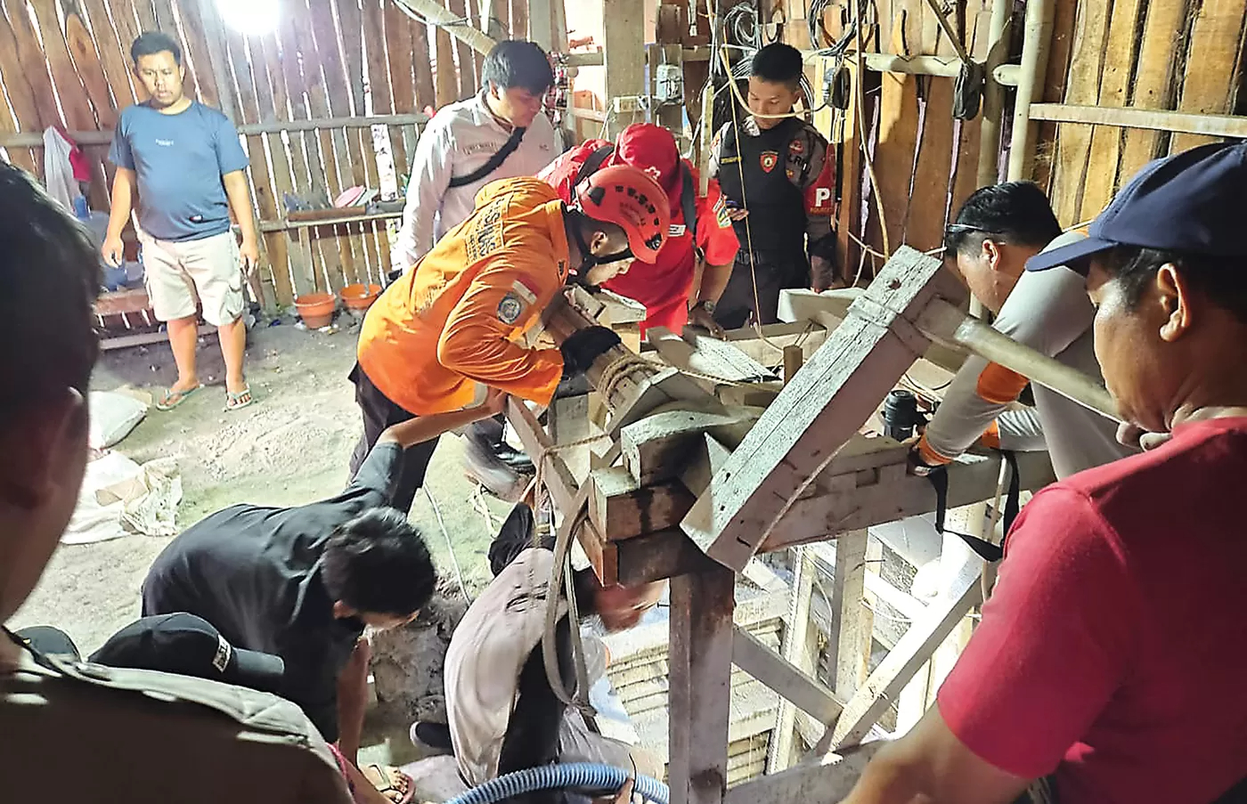 KEDALAMAN 50 METER: Tim SAR gabungan berusaha mengevakuasi delapan penambang yang terjebak di galian emas di Pancurendang, Ajibarang, Banyumas, kemarin (27/7). (BASARNAS UNTUK JAWA POS)