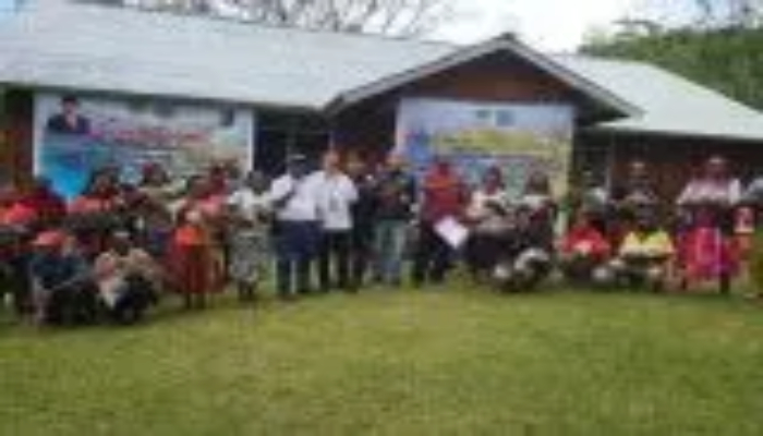 Foto bersama setelah penyerahan bantuan seribu ternak babi bagi warga Kabupaten Mamberamo Tengah, Papua Pegunungan (ANTARA/HO-Humas Pemprov Papua Pegunungan)