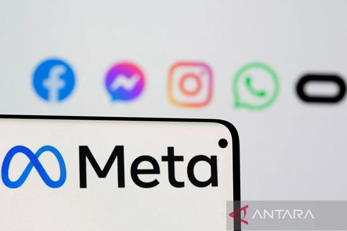 Ilustrasi - Logo Meta terlihat di smartpone di depan logo yang ditampilkan Facebook, Messenger, Intagram, Whatsapp dan Oculus. ANTARA/REUTERS/Dado Ruvic/am.