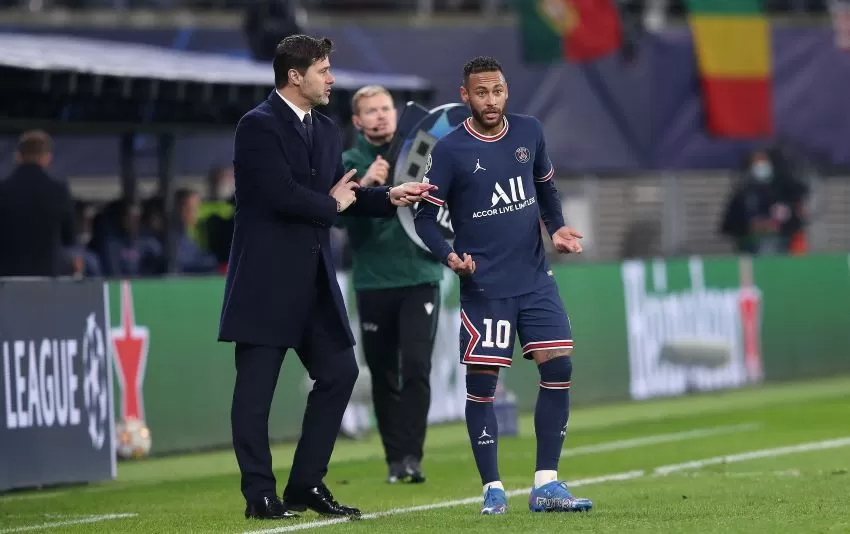 Pelatih Chelsea Mauricio Pochettino merasa wide attacker Paris Saint-Germain Neymar Jr (kanan) bukan prioritas bagi timnya saat ini. (RONNY HARTMANN/AFP)