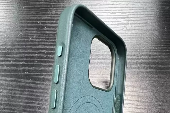 Bocoran casing diduga milik iPhone 15 Ultra yang tidak lagi memiliki mute button konvensional. (Twitter/@MajinBuOfficial)