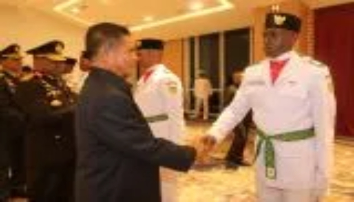 Pelaksana Harian (Plh) Gubernur Papua, Muhammad Ridwan Rumasukun saat berjabat tangan dengan para Paskibraka Provinsi Papua 2023 bertempat di Kantor Gubernur Papua, Rabu (16/8/2023).