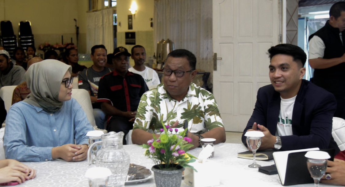 Plt Sekertaris Daerah Kabupaten Biak Numfor Zacharias L Mailoa, diapit CEO Containder Indra Rando Makalew dan Head of Operations of AIS Forum Wednes Suci Pradafitri.