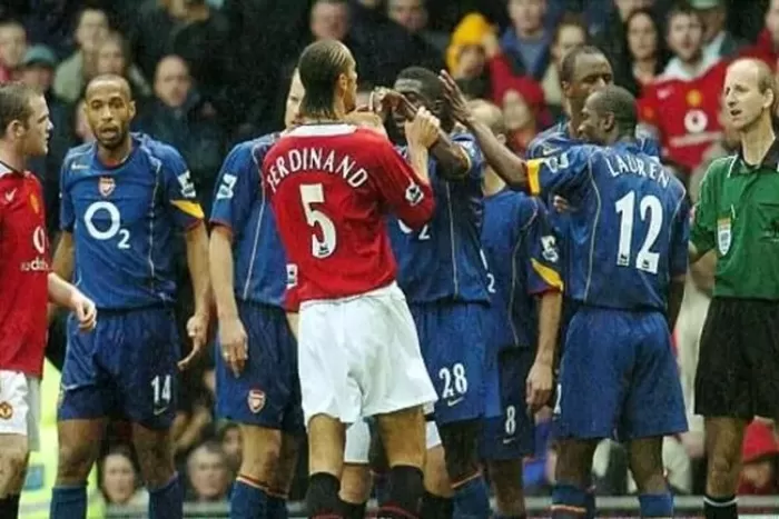 Keributan terjadi saat para pemain Arsenal dan Manchester United bertemu pada 2005. (Twitter @OfficialBLDR)