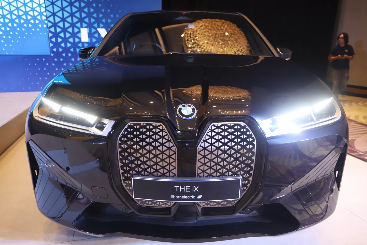 Salah satu mobil lstrik BMW. BMW bangun pabrik logistik EV baru untuk mematangkan era elektrifikasi mereka. (DERY RIDWANSAH/JAWAPOS.COM)