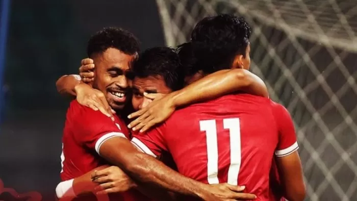 Timnas Indonesia merayakan gol Dendy Sulistyawan saat menang atas Turkmenistan 2-0 di Stadion Gelora Bung Tomo, Surabaya, Jumat (8/9) malam.