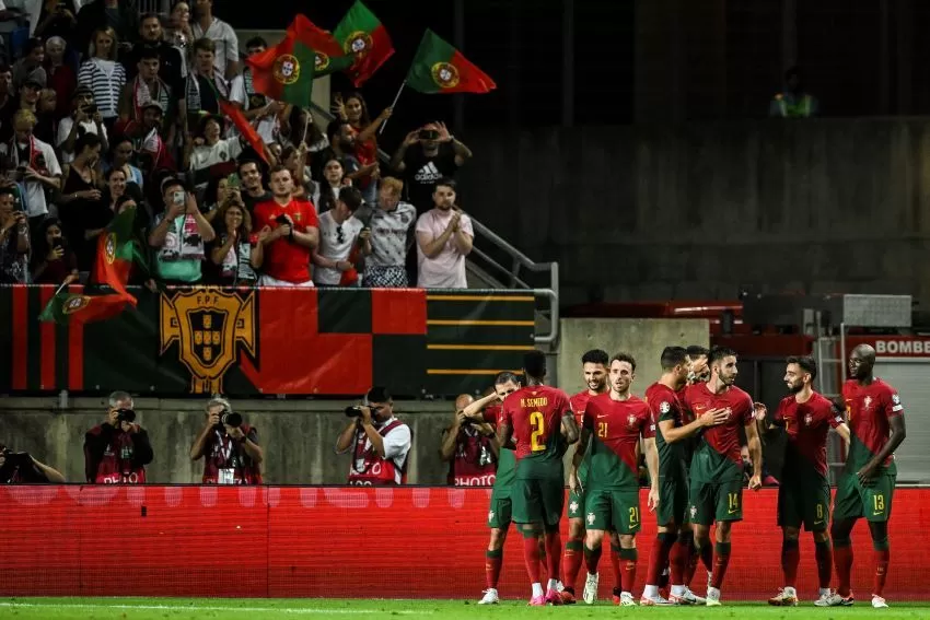 Pemain Portugal merayakan gol bek Goncalo Inacio (tiga dari kanan) dalam kemenangan sembilan gol tanpa balas atas Luksemburg di Estadio Algarve, Faro/Loule, kemarin. (PATRICIA DE MELO MOREIRA/AFP )