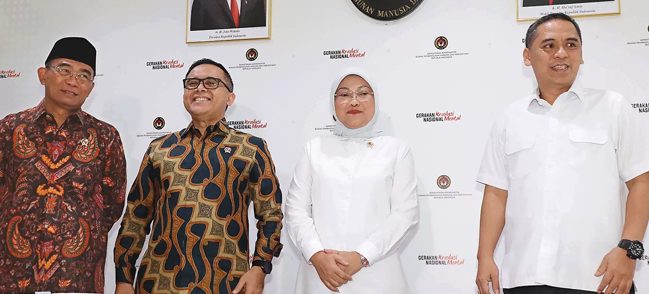 ATUR HIBUR LIBUR: Dari kiri, Muhadjir Effendy, Abdullah Azwar Anas, Ida Fauziyah, dan Saiful Rahmat saat penandatanganan SKB tentang libur nasional dan cuti bersama 2024 di kantor Kemenko PMK (12/9).
