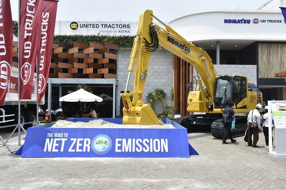PT United Tractors Tbk (UT) memperkenalkan produk New 20 Ton Class Electric Excavator di acara pameran Mining Indonesia 2023, di Jakarta International Expo (JIExpo), Kemayoran, Jakarta Pusat. (Agfi)