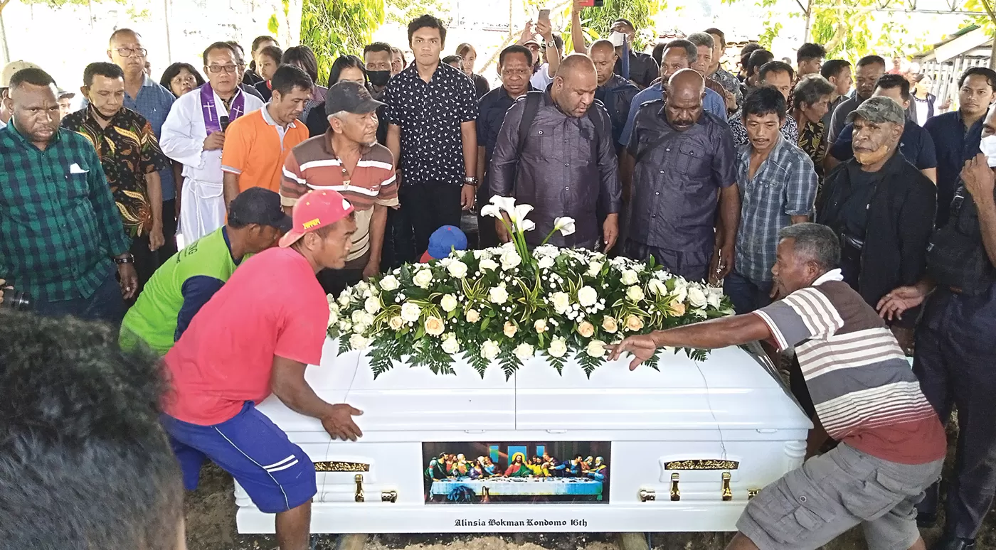 Prosesi pemakaman putri Pj gubernur Papua Pegunungan di Desa Jatiharjo, Pulokulon, Grobongan. (JAWA POS RADAR KUDUS)
