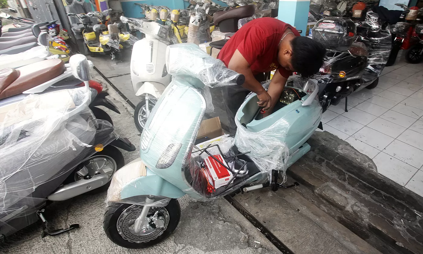Petugas memeriksa sepeda motor listrik di salah satu dealer yang berada di Kampung Melayu, Jakarta. (DERY RIDWANSAH)