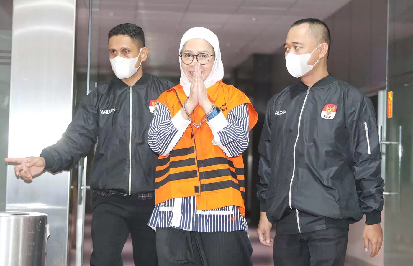 Komisi Pemberantasan Korupsi (KPK) telah mengumumkan bahwa mantan Direktur Utama PT Pertamina, Karen Agustiawan, kini resmi menjadi tersangka dalam kasus dugaan korupsi terkait pengadaan Liquefied Na
