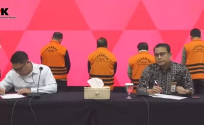 Komisi Pemberantasan Korupsi (KPK) resmi menahan empat tersangka kasus dugaan korupsi pembangunan Gereja Kingmi Mile 32 di Kabupaten Mimika, Papua, Jumat (22/9). (istimewa)