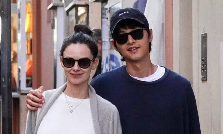 Song Joong Ki dan istri menikmati perannya sebagai orang tua. (Sumber Koreaboo)