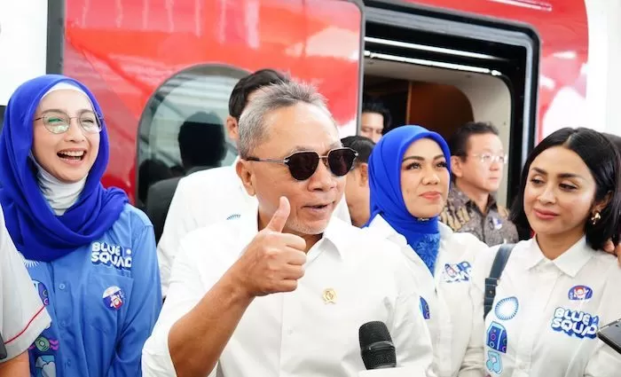 Menteri Perdagangan (Mendag) Zulkifli Hasan (Zulhas) saat baru turun dari Kereta Cepat Jakarta Bandung (KCJB).