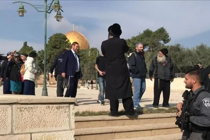 Ilustrasi: Pemukim yang didukung polisi Israel menyerbu kompleks Al-Aqsa untuk memperingati hari libur Yahudi, Sukkot. (Anadolu Agency)