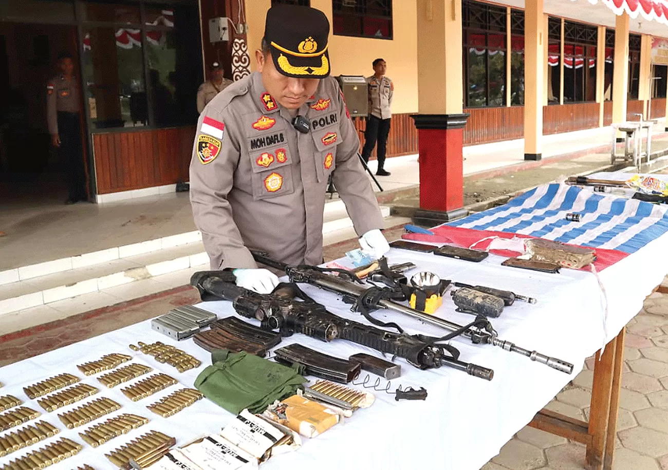TINDAK TEGAS: Senjata api dan amunisi yang berhasil disita tim gabungan TNI-Polri. (Satgas Damai Cartenz )