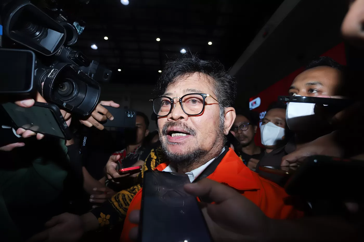 Mantan Menteri Pertanian Syahrul Yasin Limpo mengenakan rompi tahanan KPK usai konferensi pers penahanan dirinya di Gedung Merah Putih KPK, Jakarta, Jumat (13/10/2023). (DERY RIDWANSAH/JAWAPOS.COM)