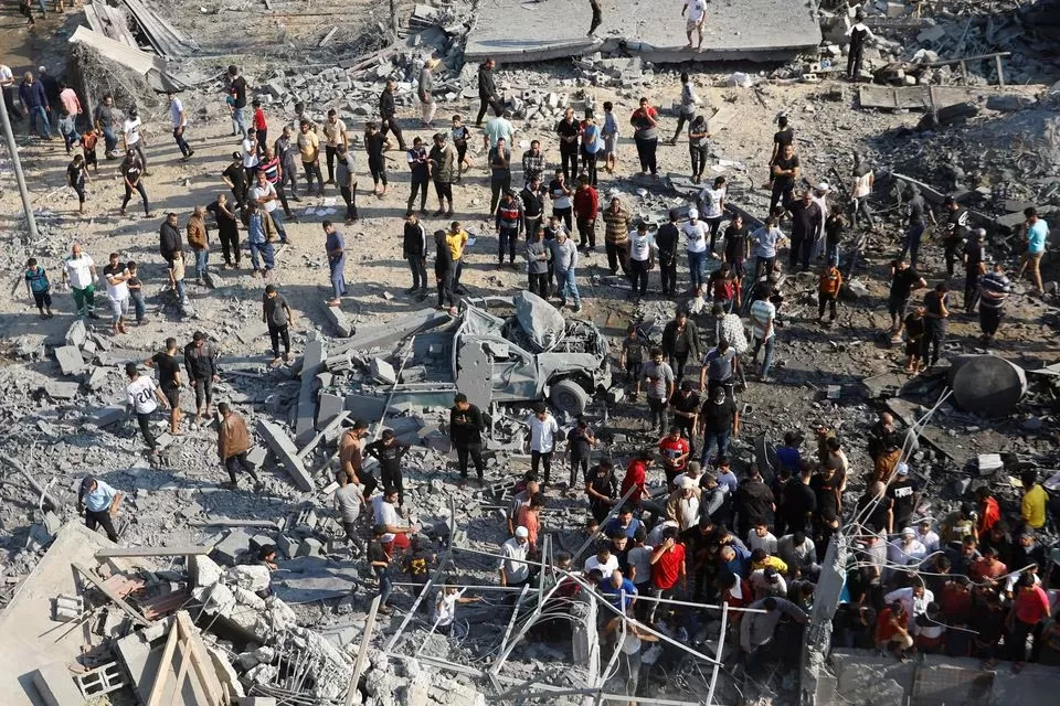 Warga Palestina mencari korban di bawah reruntuhan setelah serangan Israel, di Khan Younis di Jalur Gaza selatan, 14 Oktober 2023. (Foto Dok. Reuters [Ibraheem Abu Mustafa])