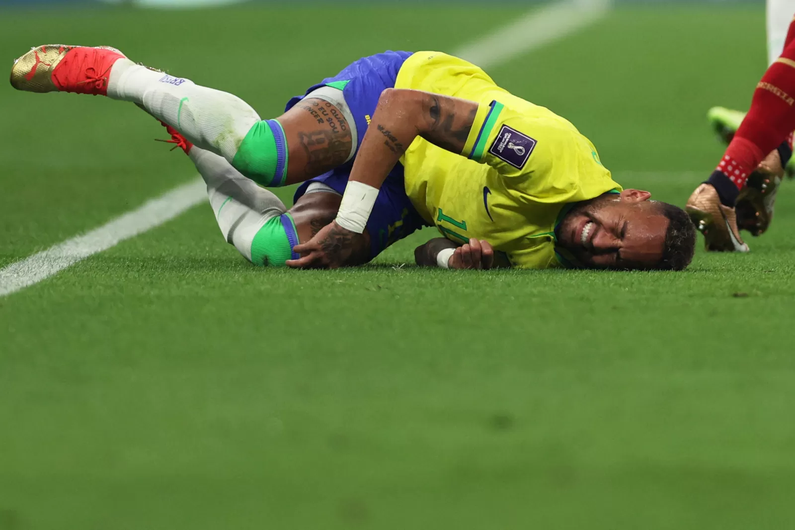 Neymar kembali mengalami cedera lutut. Kondisi itu sangat disayangkan karena Brasil kalah dari Uruguay. (Adrian DENNIS / AFP)