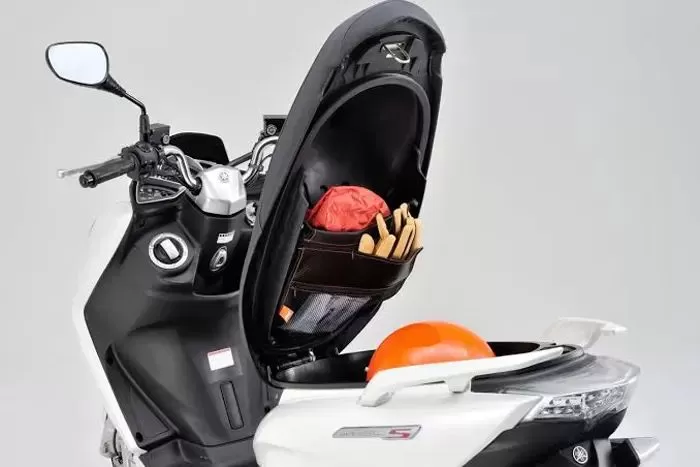 Bagasi di bawah jok motor. (Radar Madiun)